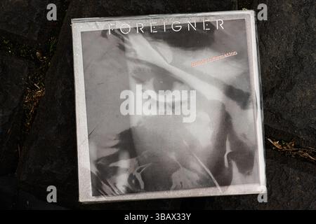 Lviv, Ukraine - 13. Mai 2025: Vinyl 1987 Cover des Foreigner Inside Information Albums auf Steinboden im Freien Stockfoto