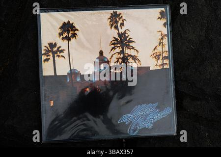 Lemberg, Ukraine - 13. Mai 2025: Klassisches 1976 Eagles Album, ein Meilenstein in der amerikanischen Rockgeschichte. Stockfoto