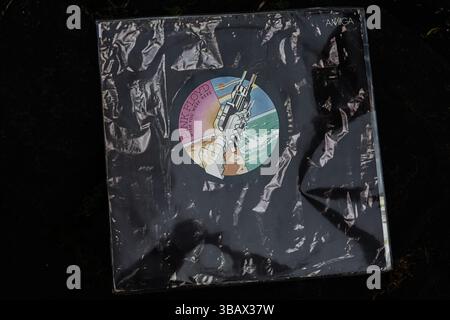 Lviv, Ukraine - 13. Mai 2025: Ein 1975er-Vinylalbum von Pink Floyd mit dem Album Wish You Were Here. Stockfoto