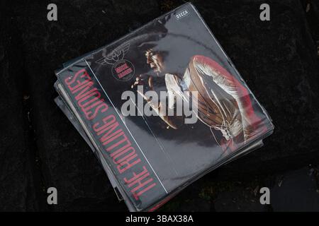 Lviv, Ukraine - 13. Mai 2025: Anhäufung alter Schallplatten mit einem Album der Rolling Stones. Stockfoto