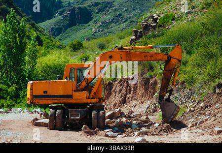Raupenbagger im Steinbruch auf Berggrund Stockfoto
