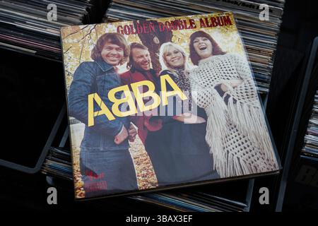 Lemberg, Ukraine - 13. Mai 2025: Legendäres ABBA-Album-Cover mit legendären Bandmitgliedern in einer Vinylsammlung Stockfoto