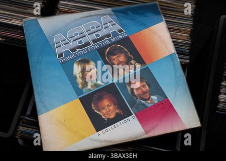 Lviv, Ukraine - 13. Mai 2025: Nahaufnahme des ABBA-Vinyl-Covers „Thank You for the Music“, ein Sammelalbum Stockfoto