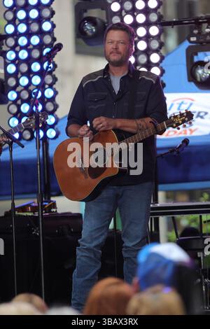 New York, USA. Mai 2025. NEW YORK, NY - 13. MAI 2025: Country-Star Blake Shelton tritt live auf der NBCs Today Show im Rockefeller Center auf. Die Fans packten das plaza früh am Morgen, um Sheltons High-Energy-Set zu sehen, das Hits von seinem neuesten Album und Fan-Favoriten enthielt. Die Aufführung war Teil der laufenden Feier der Live-Musik im Herzen von Manhattan. Foto: Giada Papini Rampelotto/EuropaNewswire/SIPA USA Credit: SIPA USA/Alamy Live News Stockfoto