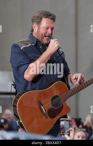 New York, USA. Mai 2025. NEW YORK, NY - 13. MAI 2025: Country-Star Blake Shelton tritt live auf der NBCs Today Show im Rockefeller Center auf. Die Fans packten das plaza früh am Morgen, um Sheltons High-Energy-Set zu sehen, das Hits von seinem neuesten Album und Fan-Favoriten enthielt. Die Aufführung war Teil der laufenden Feier der Live-Musik im Herzen von Manhattan. Foto: Giada Papini Rampelotto/EuropaNewswire/SIPA USA Credit: SIPA USA/Alamy Live News Stockfoto
