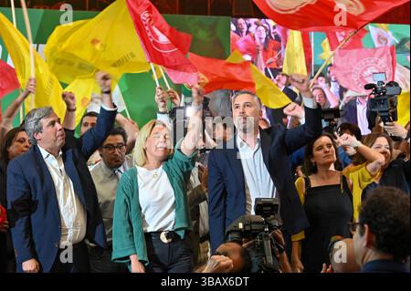 Lissabon, Portugal. 13/05/2025. Die portugiesische Sozialistische Partei PS hält vor den Parlamentswahlen am 18. Mai eine Wahlkampfkundgebung in der Aula Magna in Lissabon ab. Die Veranstaltung hält eine Rede von Pedro Nuno Santos, Generalsekretär der Sozialistischen Partei und führender Kandidat für das Amt des Premierministers. Die Unterstützer kommen zusammen, um die politische Botschaft der Partei und die Wahlkampfvorschläge zu hören. Quelle: Ricardo Rocha/Alamy Live News Stockfoto