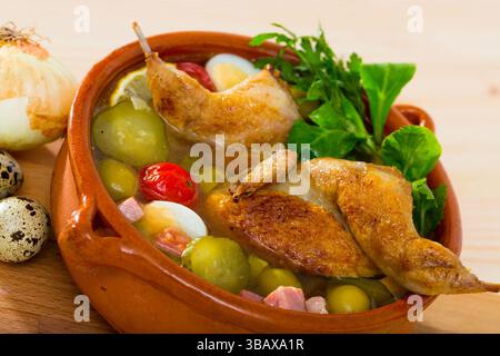 Soljanka mit Wachteln, Schinken, Oliven Stockfoto
