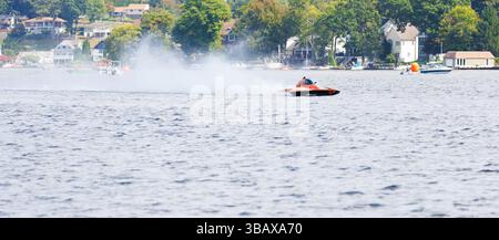 Motorboote, die auf einem See rasen, mit großen Aufwachen in Form von Sprühnebel hinter ihnen. Boote rasen auf dem Wasser Stockfoto