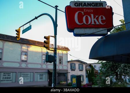 Das alte Coca Cola-Schild am Granger Grocery entlang der West 16th Avenue in Vancouver, BC. Stockfoto