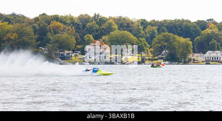 Motorboote, die auf einem See rasen, mit großen Aufwachen in Form von Sprühnebel hinter ihnen. Boote rasen auf dem Wasser Stockfoto