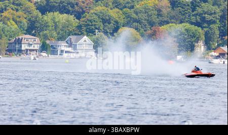 Motorboote, die auf einem See rasen, mit großen Aufwachen in Form von Sprühnebel hinter ihnen. Boote rasen auf dem Wasser Stockfoto