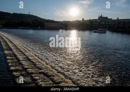 Prag, Tschechische Republik. Mai 2025. Allgemeiner Blick auf die Moldau und die Prager Burg bei Sonnenuntergang in Prag. Das historische Zentrum der tschechischen Hauptstadt Prag ist ein beliebtes Touristenziel und Teil des UNESCO-Weltkulturerbes. (Credit Image: © Tomas Tkacik/SOPA images via ZUMA Press Wire) NUR REDAKTIONELLE VERWENDUNG! Nicht für kommerzielle ZWECKE! Stockfoto