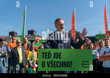 Prag, Tschechische Republik. Mai 2025. Der tschechische Premierminister, Vorsitzender der ODS-Partei und Wahlführer der Koalition Spolu (zusammen) Petr Fiala eröffnete die Roadshow der Koalition Spolu vor den Wahlen in Prag. Der tschechische Präsident Petr Pavel hat heute beschlossen, dass die Wahlen zum tschechischen parlament am 3. Und 4. Oktober 2015 stattfinden werden. Nach den letzten Wahlen wird die ANO-Partei mit dem ehemaligen Premierminister Andrej Babis als Führer gewinnen, gefolgt von der Koalition Spolu. Quelle: SOPA Images Limited/Alamy Live News Stockfoto