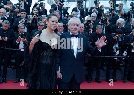 Cannes, Frankreich. Mai 2025. Tiffany Chen und Robert de Niro nehmen am roten Teppich der Eröffnungszeremonie für „Partir UN Jour“ beim 78. Jährlichen Filmfestival in Cannes am 13. Mai 2025 im Palais des Festivals Teil. Quelle: Bernard Menigault/Alamy Live News Stockfoto
