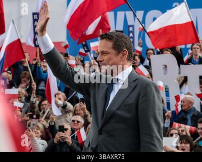 Krakau, Polen. Mai 2025. Rafal Trzaskowski, Bürgermeister von Warschau und Kandidat für das Amt des polnischen Präsidenten der Partei der Bürgerplattform, die die Regierung innehat, wurde während der Wahlkundgebung am Hauptmarkt gesehen. Rafal Trzaskowski führt die Umfragen an, aber ohne klare Mehrheit. Die erste Wahlrunde findet am 18. Mai statt, und Rafal Trzaskowski wird voraussichtlich in die zweite Runde wechseln. Quelle: SOPA Images Limited/Alamy Live News Stockfoto