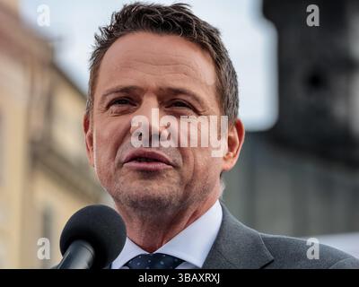 Krakau, Polen. Mai 2025. Rafal Trzaskowski, Bürgermeister von Warschau und Kandidat für das Amt des polnischen Präsidenten der Partei der Bürgerplattform, die die Regierung innehat, spricht während der Wahlkundgebung auf dem Hauptmarkt vor der Öffentlichkeit. Rafal Trzaskowski führt die Umfragen an, aber ohne klare Mehrheit. Die erste Wahlrunde findet am 18. Mai statt, und Rafal Trzaskowski wird voraussichtlich in die zweite Runde wechseln. (Foto: Dominika Zarzycka/SOPA Images/SIPA USA) Credit: SIPA USA/Alamy Live News Stockfoto