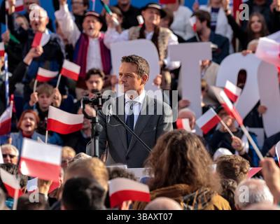 Krakau, Polen. Mai 2025. Rafal Trzaskowski, Bürgermeister von Warschau und Kandidat für das Amt des polnischen Präsidenten der Partei der Bürgerplattform, die die Regierung innehat, spricht während der Wahlkundgebung auf dem Hauptmarkt vor der Öffentlichkeit. Rafal Trzaskowski führt die Umfragen an, aber ohne klare Mehrheit. Die erste Wahlrunde findet am 18. Mai statt, und Rafal Trzaskowski wird voraussichtlich in die zweite Runde wechseln. (Foto: Dominika Zarzycka/SOPA Images/SIPA USA) Credit: SIPA USA/Alamy Live News Stockfoto