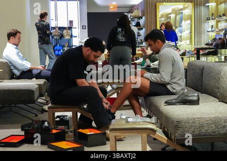 New York, USA. 13. Mai 2025. Ein Verkäufer probiert Schuhe für einen Kunden in einem Schuhgeschäft in Manhattan am 13. Mai 2025 in New York City aus. Die Verbraucherinflation IN DEN USA stieg im April gegenüber dem Vorjahr um 2,3 Prozent, nach 2,4 Prozent im März und 2,8 Prozent im Februar, berichtete das US-Arbeitsministerium am 13. Mai. Quelle: Liao Pan/China News Service/Alamy Live News Stockfoto