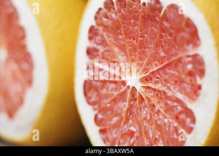 Frisch geschnittene pinkfarbene Grapefruit mit saftigen Segmenten und Textur Stockfoto