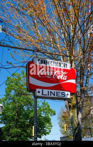 Ein Vintage Coca Cola Schild vor den Lines Vintage Clothing entlang der Main Street, Mount Pleasant in Vancouver, BC. Stockfoto