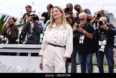 Cannes, Frankreich. Mai 2025. Die italienische Schauspielerin und Jurymitglied des 78. Filmfestivals von Cannes Alba Rohrwacher posiert während eines Fotoaufrufs beim Festival in Cannes, Frankreich, 13. Mai 2025. Quelle: Gao Jing/Xinhua/Alamy Live News Stockfoto