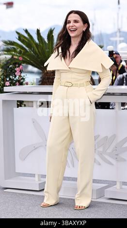 Cannes, Frankreich. Mai 2025. Die französische Schauspielerin und Jurypräsidentin des 78. Filmfestivals von Cannes Juliette Binoche posiert während eines Fotoaufrufs beim Festival in Cannes, Frankreich, 13. Mai 2025. Quelle: Gao Jing/Xinhua/Alamy Live News Stockfoto