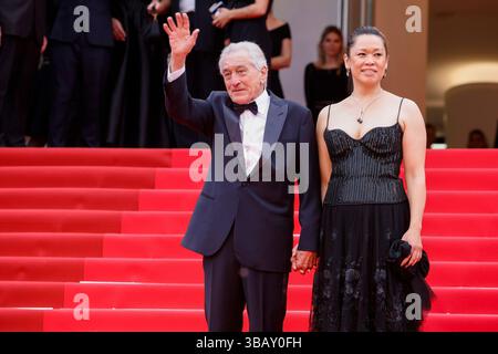 Robert de Niro und Tiffany Chen nehmen an der Eröffnungszeremonie und der Premiere von „Partir UN Jour“ (Leave One Day) während des 78. Filmfestivals von Cannes am 13. Mai 2025 im Palais des Festivals in Cannes, Frankreich, Teil. Stockfoto