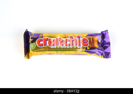 Cadbury Crunchie Chocolate Bar – Wales, Vereinigtes Königreich – 10. Mai 2025 Stockfoto