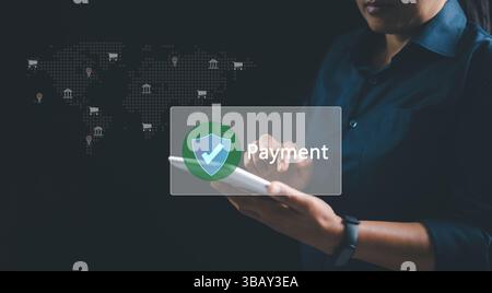 Frau, die ein digitales Tablet für Online-Zahlungen mit sicherer Transaktion, digitalem Wallet-System und Mobile Banking-Konzept für Finanztechnologie nutzt, e-Co Stockfoto