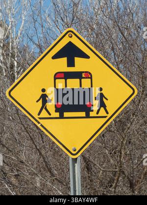 Schulbushaltestelle vor dem Schild, Quebec, Kanada Stockfoto