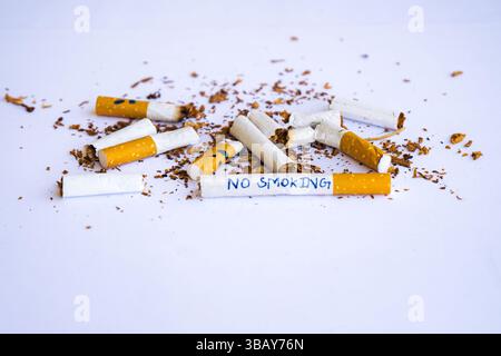 Werben Sie für eine rauchfreie Welt mit Grafiken für die Kampagnen „World No Smoking Day“, „World Lung Cancer Day“ und „World No Tobacco Free“. Stockfoto