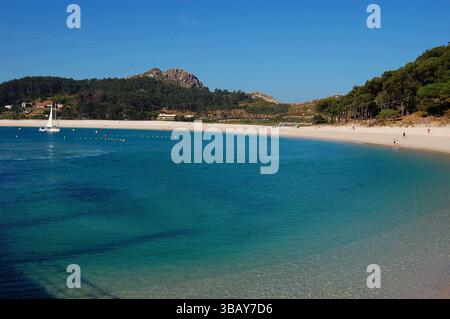 Rodas Strand auf den Cies Islands, wo einige Leute im Sommer das türkisfarbene Wasser genießen Stockfoto