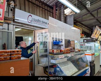 Little Hanoi, ein dynamisches Angebot an Restaurants, Cafés und Geschäften, säumt am 10. Mai 2025 die geschäftigen Straßen von TTTM Sapa in Prag, Tschechische Republik. Stockfoto