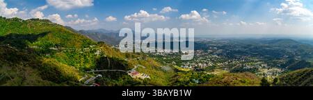 Stadtlandschaft von Dehradun City unter hellem Sonnenlicht Stockfoto