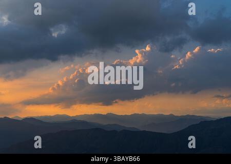 Goldene Stunde im Mystic Mountain Valley von Mussoorie, Uttarakhand 2025 Stockfoto