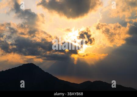 Goldene Stunde im Mystic Mountain Valley von Mussoorie, Uttarakhand 2025 Stockfoto