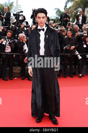 Cannes, Frankreich. Mai 2025. Der chinesische Schauspieler Gong Jun kommt auf dem roten Teppich zur Eröffnungszeremonie der 78. Ausgabe der Filmfestspiele in Cannes, Frankreich, am 13. Mai 2025. Quelle: Gao Jing/Xinhua/Alamy Live News Stockfoto
