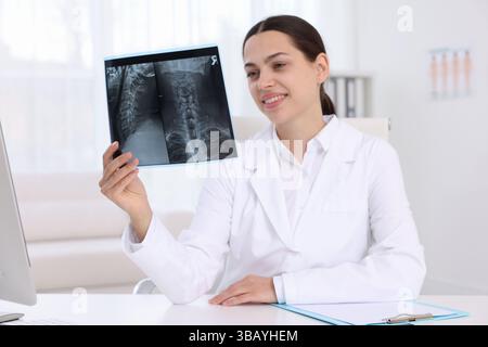 Arzt untersucht MRT-Scan am Schreibtisch im Krankenhaus Stockfoto
