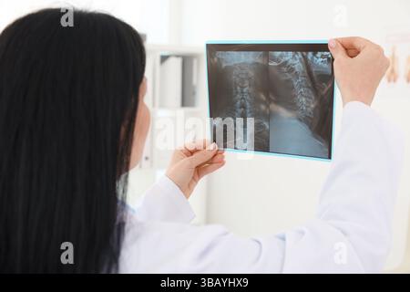Arzt untersucht Hals-MRT in der Klinik Stockfoto