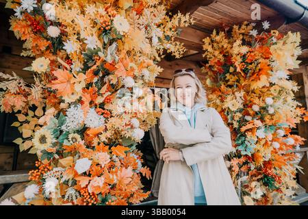 Frau im herbstlichen Setting Stockfoto