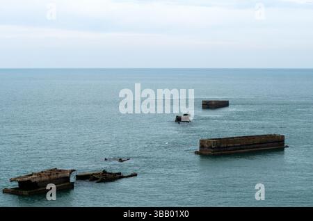 Die Ruinen des künstlichen Mulberry-Hafens von Arromanches-les-Bains, Calvados, Frankreich Stockfoto