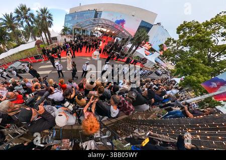 Cannes, Frankreich. Mai 2025. Der Eröffnungsteppich im Rahmen des 78. Filmfestivals in Cannes, Frankreich am 12. Mai 2025. Foto von Lionel Urman/ABACAPRESS.COMas Teil des 78. Filmfestivals in Cannes, Frankreich am 13. Mai 2025. Foto: Lionel Urman/ABACAPRESS.COM Credit: Abaca Press/Alamy Live News Stockfoto