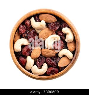Cranberry Mandel Cashew Trail Mix in einer Holzschale. Getrocknete gesüßte Preiselbeeren, gemischt mit rohen Mandeln und Cashewkernen. Ein beliebtes Snack-Essen. Stockfoto