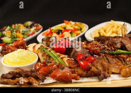 Ulaanbaatar, Mongolei. Mai 2025. Eine Auswahl an leckeren Fleischsorten mit frischem Salat. Quelle: L.Enkh-Orgil. Stockfoto