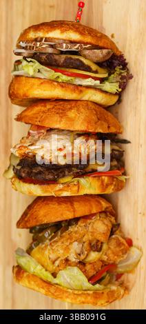 Ulaanbaatar, Mongolei. Mai 2025. Frisch gekochter, scharfer Hähnchenburger. Quelle: L.Enkh-Orgil. Stockfoto