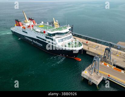 Luftaufnahme der von Caledonian MacBrayne betriebenen Passagierfähre Glen Sannox, die im Hafen von Brodick auf der Isle of Arran, North Ayrshire, Schottland, Großbritannien ankommt Stockfoto