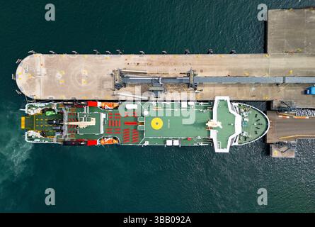 Luftaufnahme der von Caledonian MacBrayne betriebenen Passagierfähre Glen Sannox, die im Hafen von Brodick auf der Isle of Arran, North Ayrshire, Schottland, Großbritannien ankommt Stockfoto