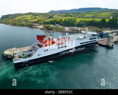 Luftaufnahme der von Caledonian MacBrayne betriebenen Passagierfähre Glen Sannox, die im Hafen von Brodick auf der Isle of Arran, North Ayrshire, Schottland, Großbritannien ankommt Stockfoto