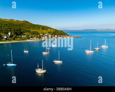 Aus der Vogelperspektive von Segelbooten, die in Lochranza, Isle of Arran, North Ayrshire, Schottland, Großbritannien liegen Stockfoto