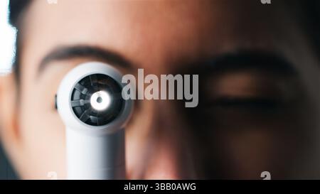 Nahaufnahme Porträt Der Augenärztin Im Krankenhaus, Die Durch Das Ophthalmoskop Schaut Stockfoto